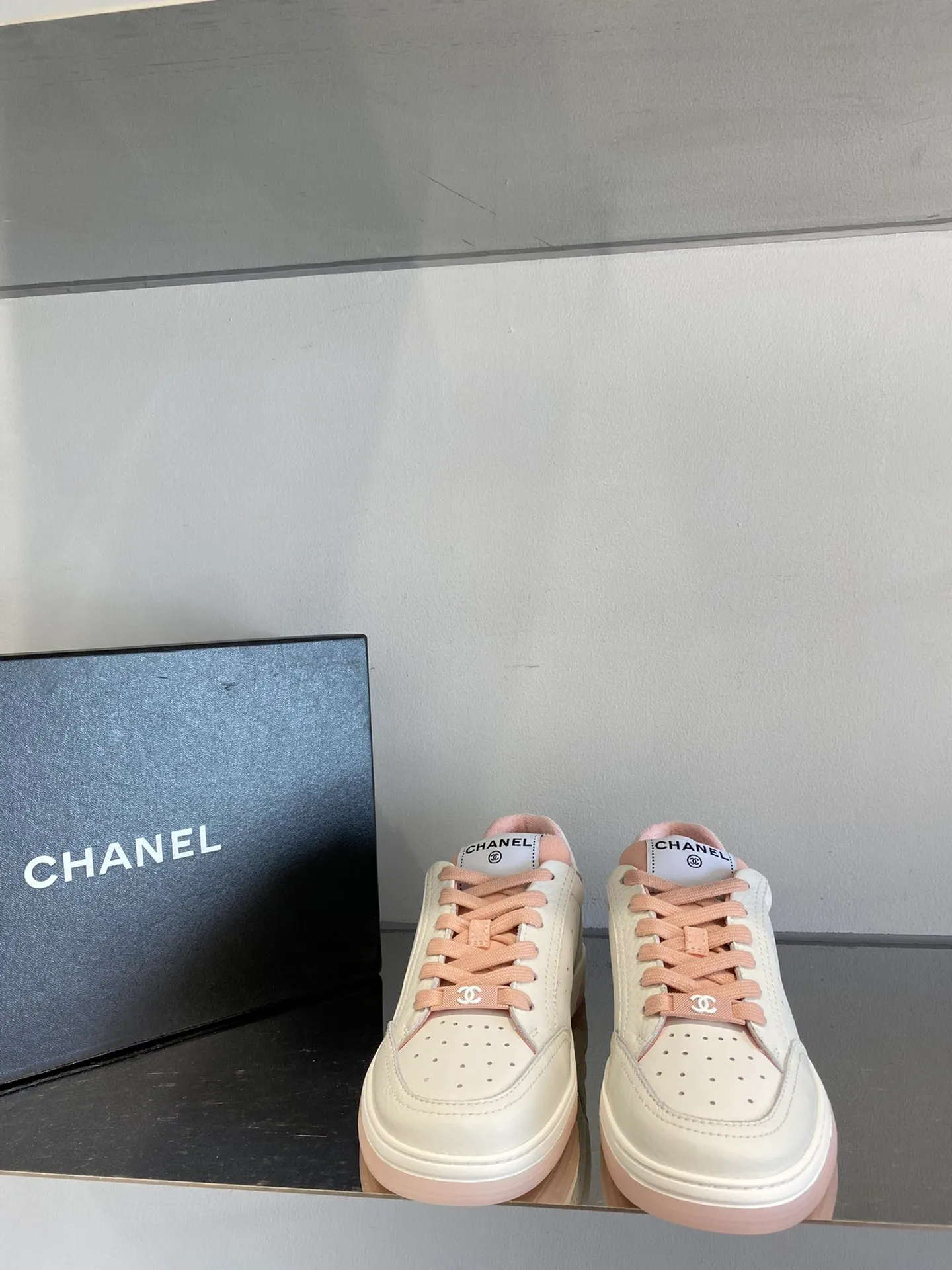 👟👟Ex-factory price 480👟👟Chanel22👟👟Ex-factory price panda shoes. The black, white, pink and blue colors all hit my heart! Definitely the best sneakers this year! Code number: 35-40